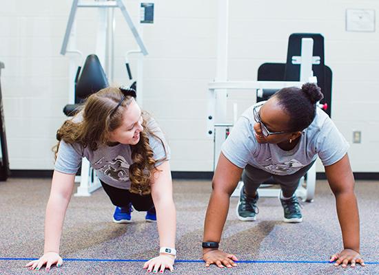 Two 在线博彩 students working out at the gym. 